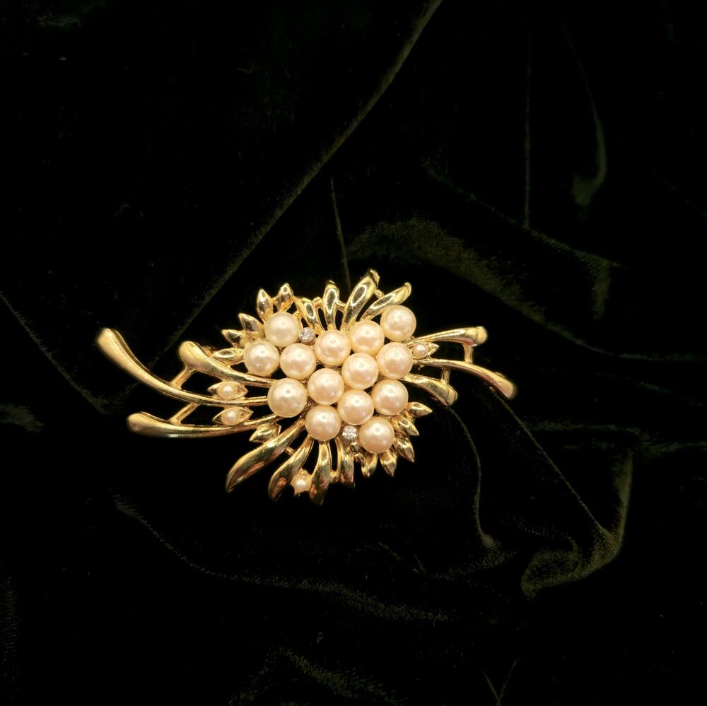 vintage brooch gold tone faux Pearl fancy